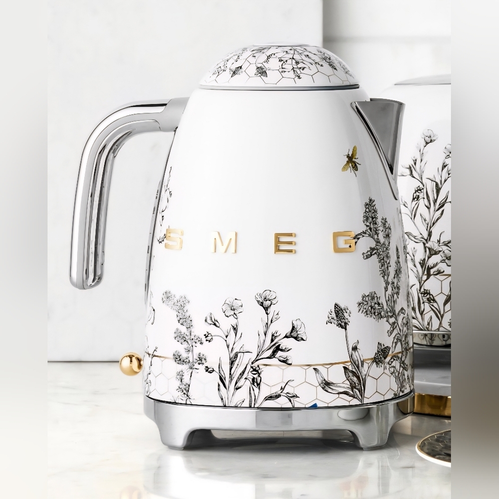 BESTSELLER SMEG Honeycomb Electric Kettle - Picture 6 of 15